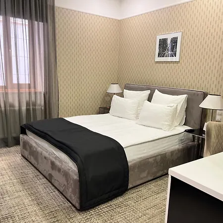 Hotel Street - Maestro