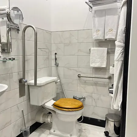 Street - Maestro Hotel 4*