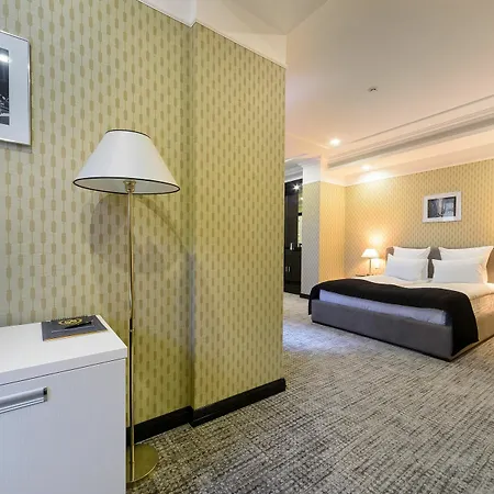 Street - Maestro Hotel 4*