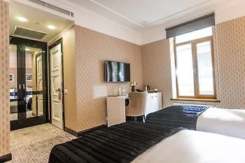 Hotel Street - Maestro